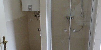 Monteurwohnung - Höllwiesen - Bad ist ausgestattet mit Dusche, Badewanne, Doppelwaschbecken, Seifenspender, Toilettartikelschrank, Waschmaschine und Wäschetrockner - Refugia Wels