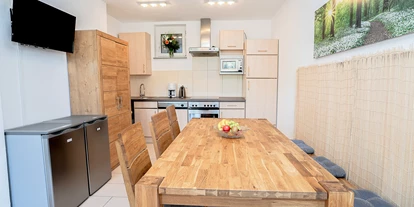 Monteurwohnung - Küche: Küchenmitbenutzung - Lauchheim Unterkochen - Gemeinschaftsküche mit Essbereich - Kuku Ruku Zimmervermietung