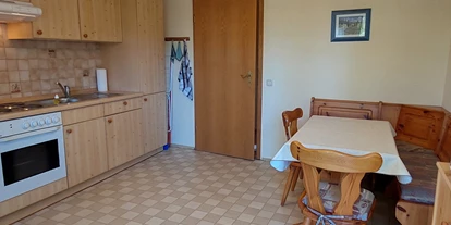 Monteurwohnung - Zimmertyp: Einzelzimmer - Franken - Küchenzeile mit Sitzgruppe - Monteurwohnung Euben