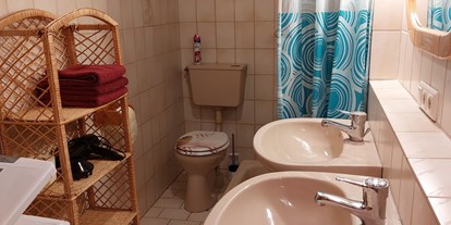 Monteurwohnung - Badezimmer: Gemeinschaftsbad - Ködnitz (Landkreis Kulmbach) - Bad mit Dusche und WC - Monteurwohnung Euben