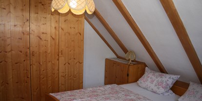 Monteurwohnung - Bettwäsche: Bettwäsche inklusive - Neuenmarkt - Schlafzimmer mit Doppelbett - Storchennest in Listenberg