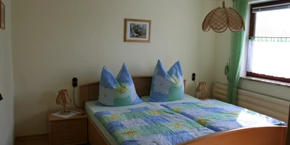 Monteurwohnung - Art der Unterkunft: Ferienwohnung - Goldkronach - Schlafzimmer mit Doppelbett - Bauernhaus hinten in Listenberg