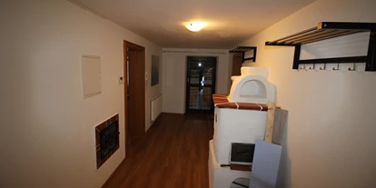 Monteurwohnung - Küche: Gemeinschaftsküche - PLZ 6416 (Österreich) - Eingangsbereich mit Garderobe und Kommode
 - Arbeiterwohnung Haiming