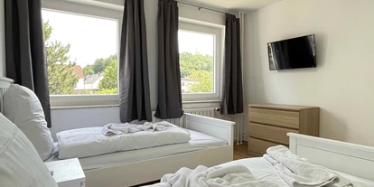Monteurwohnung - Einzelbetten - Wackersdorf - Schlafzimmer - Kleine Monteurwohnung mit Balkon (SAD153)