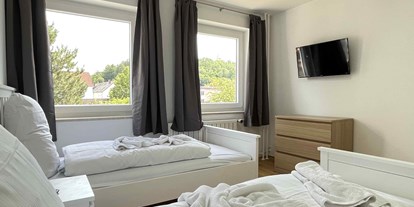 Monteurwohnung - Bettwäsche: Bettwäsche inklusive - Stulln - Schlafzimmer - Kleine Monteurwohnung mit Balkon (SAD153)