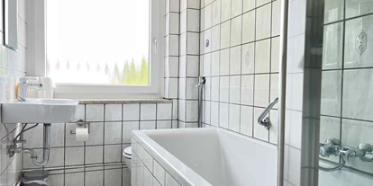 Monteurwohnung - Zimmertyp: Doppelzimmer - Schwarzach bei Nabburg - Badezimmer - Kleine Monteurwohnung mit Balkon (SAD153)
