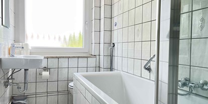 Monteurwohnung - Bettwäsche: Bettwäsche inklusive - Stulln - Badezimmer - Kleine Monteurwohnung mit Balkon (SAD153)