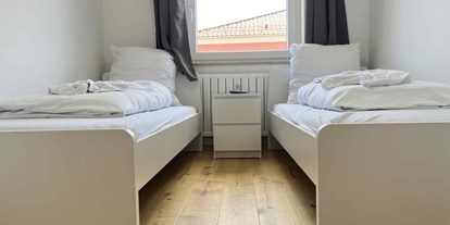Monteurwohnung - Kühlschrank - PLZ 92421 (Deutschland) - Schlafzimmer - Moderne Monteurwohnung mit Balkon (SAD154)