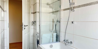 Monteurwohnung - Badezimmer: eigenes Bad - PLZ 93149 (Deutschland) - Badezimmer - Moderne Monteurwohnung mit Balkon (SAD154)