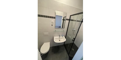 Monteurwohnung - Kühlschrank - Calau - Badezimmer (in allen Zimmern identisch) - Unterkunft Kalkwitz