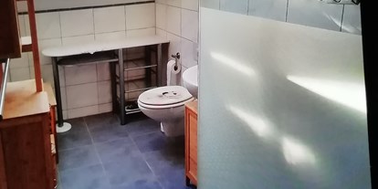 Monteurwohnung - Badezimmer: Gemeinschaftsbad - PLZ 06918 (Deutschland) - Bad mit ebenerdiger Dusche, Waschbecken, Toilette und Fenster - Herr R.Böttcher/  Sylvia Gerloff-Ansprechpartner
