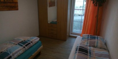 Monteurwohnung - Zimmertyp: Doppelzimmer - Lengwil - Schlafzimmer Betten kann man zusammenstellen - Elena Becker