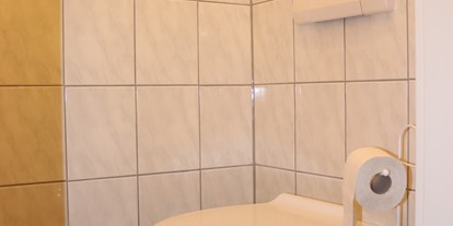 Monteurwohnung - Badezimmer: eigenes Bad - Schwäbisch Gmünd Bargau - Zimmervermietung Jani und Juli