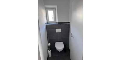 Monteurwohnung - Küche: Gemeinschaftsküche - PLZ 89335 (Deutschland) - Eine der zwei identischen Toilettenkabinen  - Haus am Krähenbach