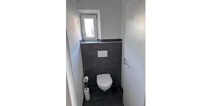 Monteurwohnung - Bettwäsche: Bettwäsche inklusive - Jettingen-Scheppach - Eine der zwei identischen Toilettenkabinen  - Haus am Krähenbach