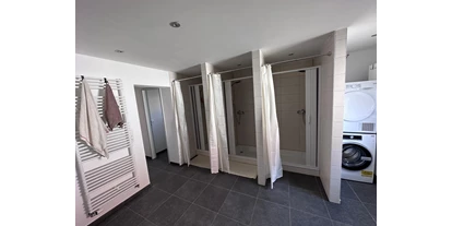 Monteurwohnung - Zimmertyp: Mehrbettzimmer - PLZ 89335 (Deutschland) - Badezimmer 3 Duschen, Waschmaschine und Trockner zur freien Nutzung  - Haus am Krähenbach