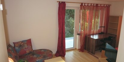 Monteurwohnung - Cleebronn - Terrassen-Zimmer 1 - Voll möbliertes Zimmer mit separatem Bad in 2er-WG