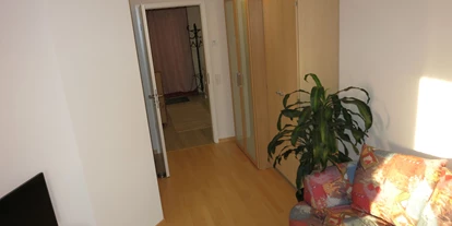 Monteurwohnung - Kühlschrank - Walheim - Terrassen-Zimmer 3 - Voll möbliertes Zimmer mit separatem Bad in 2er-WG