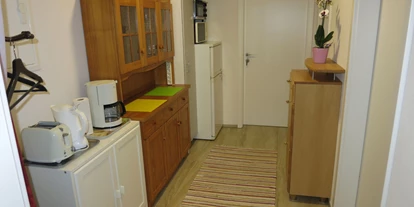 Monteurwohnung - Zimmertyp: Einzelzimmer - Walheim - Teeküche - Voll möbliertes Zimmer mit separatem Bad in 2er-WG