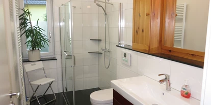 Monteurwohnung - Zimmertyp: Einzelzimmer - Walheim - Bad für die WG - Voll möbliertes Zimmer mit separatem Bad in 2er-WG