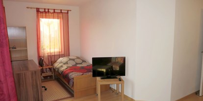 Monteurwohnung - TV - Haßmersheim - Terrassen-Zimmer 2 - voll möbliertes Zimmer mit Terrasse u. separatem Bad in 2er-WG, Teeküche bevorzugt WE-Heimfahrer 
