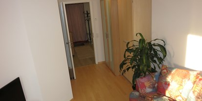 Monteurwohnung - Hüffenhardt - Terrassen-Zimmer 3 - voll möbliertes Zimmer mit Terrasse u. separatem Bad in 2er-WG, Teeküche bevorzugt WE-Heimfahrer 