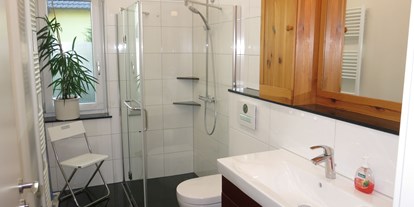 Monteurwohnung - Badezimmer: Gemeinschaftsbad - Bönnigheim - Bad für die WG - voll möbliertes Zimmer mit Terrasse u. separatem Bad in 2er-WG, Teeküche bevorzugt WE-Heimfahrer 