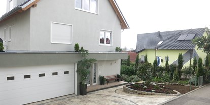 Monteurwohnung - WLAN - Bönnigheim - Hausansicht - voll möbliertes Zimmer mit Terrasse u. separatem Bad in 2er-WG, Teeküche bevorzugt WE-Heimfahrer 