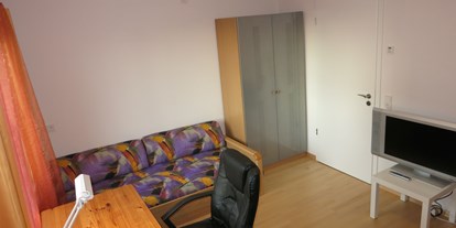 Monteurwohnung - Einzelbetten - PLZ 74382 (Deutschland) - Westzimmer 3 - Voll möbliertes Zimmer mit separatem Bad in 2er-WG