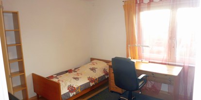 Monteurwohnung - Einzelbetten - Bönnigheim - Westzimmer 1 - voll möbliertes Zimmer mit separatem Bad in 2er-WG, Teeküche, bevorzugt an WE-Heimfahrer 