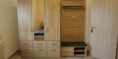 Monteurwohnung - Zimmertyp: Doppelzimmer - Schwaig (Nürnberger Land) - Schrank im Zimmer - Ferienwohnung Dechant Henfenfeld