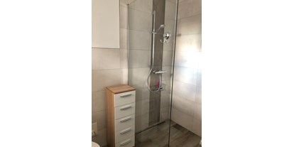 Monteurwohnung - Badezimmer: eigenes Bad - Neubrandenburg - Dusche - Landhaus Luzia