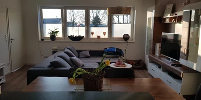 Monteurwohnung - Kühlschrank - Georgsdorf - Wohzimmer mit Blick aus der Küche - Schöne Monteurzimmer, Monteurwohnung frei