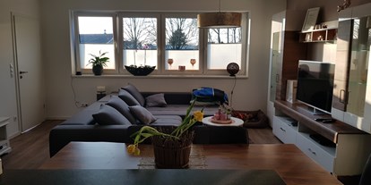Monteurwohnung - Kaffeemaschine - Osterwald - Wohzimmer mit Blick aus der Küche - Schöne Monteurzimmer, Monteurwohnung frei