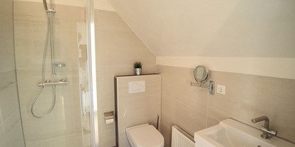 Monteurwohnung - Bad mit Dusche, Badewanne und WC - Pension Heimat