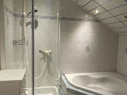 Monteurwohnung - Badezimmer: Gemeinschaftsbad - Bad Vöslau - Bettina 
