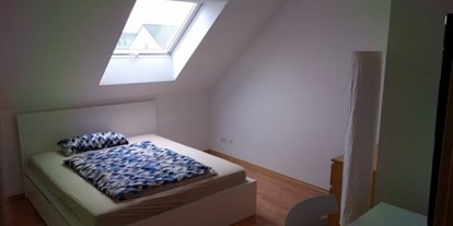 Monteurwohnung - Bettwäsche: Bettwäsche inklusive - PLZ 71701 (Deutschland) - Einzelzimmer im OG mit SmartTV, Bettwäsche und Schreibtisch - Boardinghouse/Gästezimmer