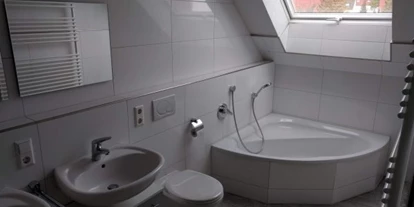 Monteurwohnung - Zimmertyp: Einzelzimmer - PLZ 71120 (Deutschland) - Bad im OG mit 2 Waschbecken, Dusche, WC und großer Eckbadewanne - Boardinghouse/Gästezimmer
