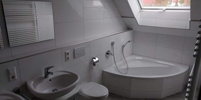 Monteurwohnung - Kühlschrank - PLZ 75180 (Deutschland) - Bad im OG mit 2 Waschbecken, Dusche, WC und großer Eckbadewanne - Boardinghouse/Gästezimmer