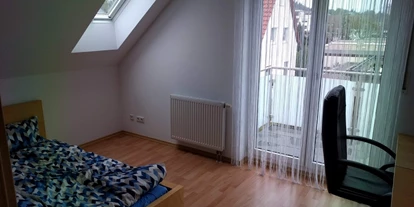 Monteurwohnung - Zimmertyp: Einzelzimmer - PLZ 71120 (Deutschland) - Einzelzimmer im OG mit Balkonzugang, Bettwäsche, SmartTV und Schreibtisch - Boardinghouse/Gästezimmer