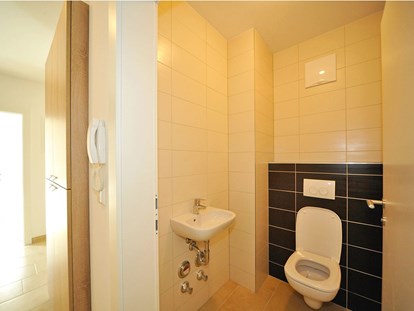 Monteurwohnung - Badezimmer: Gemeinschaftsbad - Monteurzimmer in Leoben 4 - 90+ Monteurzimmer in Leoben, Einzelbetten, Parkplätze, WIFI, Küchen