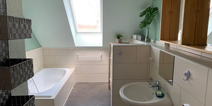 Monteurwohnung - Einzelbetten - Grevenkop - Bad 10qm
2 Waschbecken,
Dusche,
Badewanne,
Toilette, - Monteur beim Fuchsbau