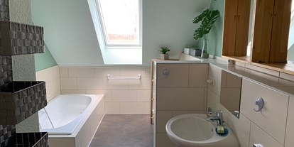 Monteurwohnung - Zimmertyp: Einzelzimmer - PLZ 21755 (Deutschland) - Bad 10qm
2 Waschbecken,
Dusche,
Badewanne,
Toilette, - Monteur beim Fuchsbau