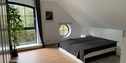 Monteurwohnung - Einzelbetten - Kollmar - Schlafzimmer1   21qm
1 Doppelbett 160x200cm
Zustellbett möglich - Monteur beim Fuchsbau