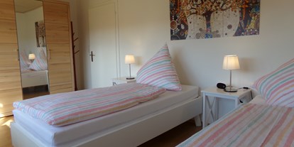 Monteurwohnung - WLAN - Hatzfeld (Eder) - Schlafzimmer 1 mit 2 Einzelbetten und TV  - Karin Stoltenhoff