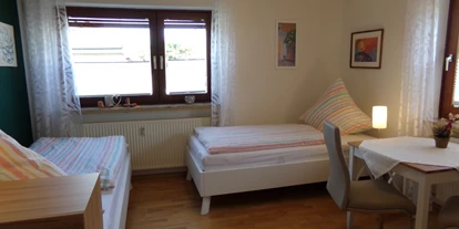 Monteurwohnung - WLAN - PLZ 35216 (Deutschland) - Schlafzimmer mit 2 Einzelbetten und kleiner Sitzgruppe - Karin Stoltenhoff