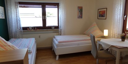 Monteurwohnung - Kaffeemaschine - PLZ 35119 (Deutschland) - Schlafzimmer mit 2 Einzelbetten und kleiner Sitzgruppe - Karin Stoltenhoff