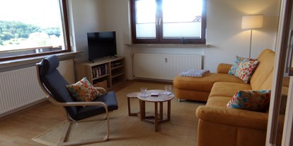 Monteurwohnung - Einzelbetten - PLZ 57319 (Deutschland) - Wohnzimmer mit Smart-TV - Karin Stoltenhoff