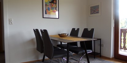 Monteurwohnung - Einzelbetten - Winterberg - Wohnzimmer mit Essbereich - Karin Stoltenhoff
