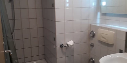 Monteurwohnung - Badezimmer: eigenes Bad - Schwetzingen - Bad - gemütliche moderne Wohnung / Monteurzimmer Nähe Heidelberg